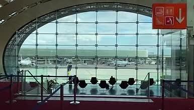 原创法国戴高乐机场候机室落地玻璃窗视频视频的预览图